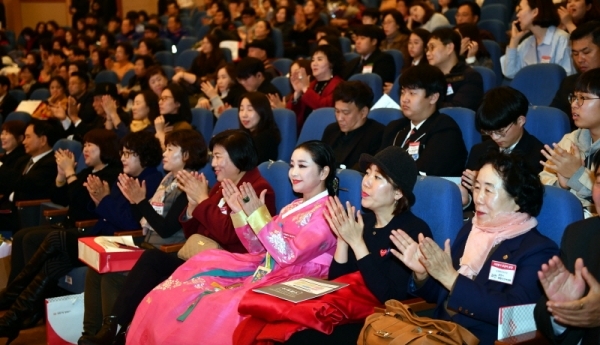 4일 경기도경제과학진흥원 경기홀에서 열린 2018년 자원봉사자의 날 기념 ‘제20회 경기도자원봉사대회’에서 참석자들이 박수를 치고 있다.전형민기자