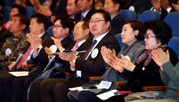 4일 경기도경제과학진흥원 경기홀에서 열린 2018년 자원봉사자의 날 기념 ‘제20회 경기도자원봉사대회’에서 이화영 경기도 평화부지사, 안혜영 경기도의회 부의장, 박인주 경기도자원봉사센터 이사장 등 참석자들이 박수를 치고 있다.전형민기자