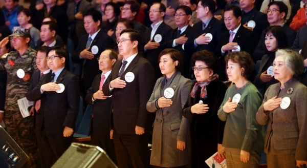4일 경기도경제과학진흥원 경기홀에서 열린 2018년 자원봉사자의 날 기념 ‘제20회 경기도자원봉사대회’에서 이화영 경기도 평화부지사, 안혜영 경기도의회 부의장, 박인주 경기도자원봉사센터 이사장 등 참석자들이 국민의례를 하고 있다.전형민기자
