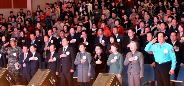 4일 경기도경제과학진흥원 경기홀에서 열린 2018년 자원봉사자의 날 기념 ‘제20회 경기도자원봉사대회’에서 이화영 경기도 평화부지사, 안혜영 경기도의회 부의장, 박인주 경기도자원봉사센터 이사장 등 참석자들이 국민의례를 하고 있다.전형민기자