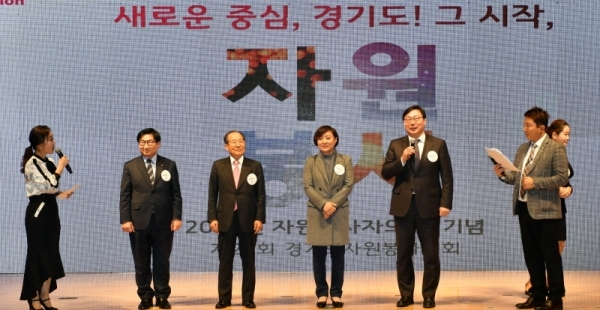 4일 경기도경제과학진흥원 경기홀에서 열린 2018년 자원봉사자의 날 기념 ‘제20회 경기도자원봉사대회’에서 이화영 경기도 평화부지사, 안혜영 경기도의회 부의장, 박인주 경기도자원봉사센터 이사장 등 내빈들이 인사말을 하고 있다.전형민기자