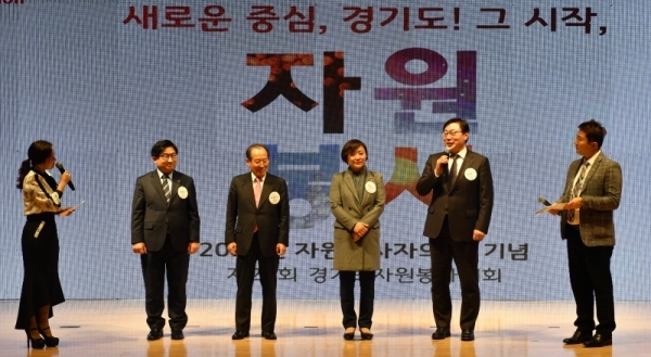 4일 경기도경제과학진흥원 경기홀에서 열린 2018년 자원봉사자의 날 기념 ‘제20회 경기도자원봉사대회’에서 이화영 경기도 평화부지사, 안혜영 경기도의회 부의장, 박인주 경기도자원봉사센터 이사장 등 내빈들이 인사말을 하고 있다.전형민기자