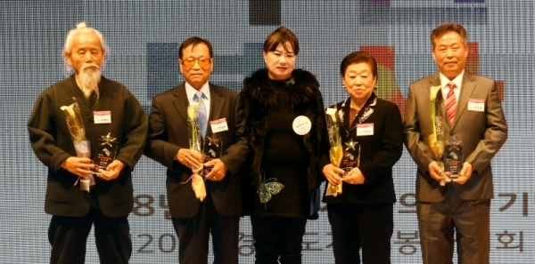 4일 경기도경제과학진흥원 경기홀에서 열린 2018년 자원봉사자의 날 기념 ‘제20회 경기도자원봉사대회’에서 우수봉사자에 대한 인증패를 수여하고 있다.전형민기자