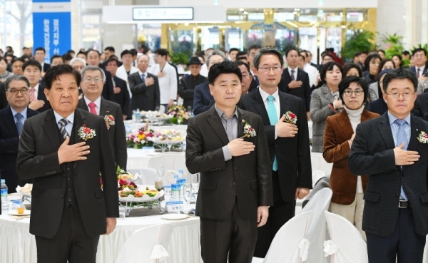 ‘한국건강관리협회 경기지부 신청사 준공식’이 열린 4일 한국건강관리협회 경기지부 신청사에서 이재정 경기도 교육감, 이찬열 국회의원, 김희겸 경기도 행정1부지사, 김원기 경기도의회 부의장, 채종일 한국건강관리협회 회장, 권두현 한국건강관리협회 경기도지부장, 신항철 경기일보 대표이사 사장 등 주요 참석자들이 국민의례를 하고 있다. 조태형기자