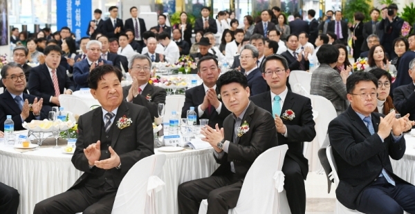 ‘한국건강관리협회 경기지부 신청사 준공식’이 열린 4일 한국건강관리협회 경기지부 신청사에서 이재정 경기도 교육감, 이찬열 국회의원, 김희겸 경기도 행정1부지사, 김원기 경기도의회 부의장, 채종일 한국건강관리협회 회장, 권두현 한국건강관리협회 경기도지부장, 신항철 경기일보 대표이사 사장 등 주요 참석자들이 박수를 치고 있다. 조태형기자