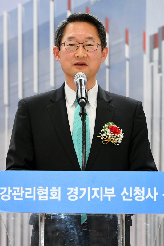 ‘한국건강관리협회 경기지부 신청사 준공식’이 열린 4일 한국건강관리협회 경기지부 신청사에서 김희겸 경기도 행정1부지사가 축사를 하고 있다. 조태형기자