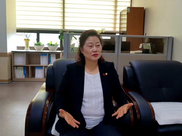 4일 수원시의회에서 기획경제위원회 소속 유준숙 의원(자유한국당, 비례)이 경기일보와 인터뷰하고 있는 모습. 채태병기자