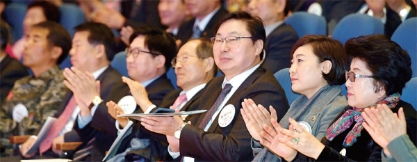 4일 경기도경제과학진흥원 경기홀에서 열린 2018년 자원봉사자의 날 기념 ‘제20회 경기도자원봉사대회’에서 이화영 경기도 평화부지사, 안혜영 경기도의회 부의장, 박인주 경기도자원봉사센터 이사장 등 참석자들이 박수를 치고 있다. 전형민기자