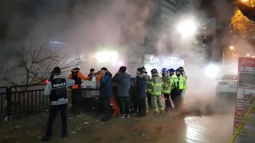 4일 오후 9시께 경기도 고양시 백석역 근처에서 지역 난방공사 배관이 터지는 사고가 나 시민들이 화상을 입고, 도로가 침수되는 등 피해가 속출하고 있다. 연합뉴스