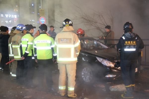4일 오후 고양시 백석역 근처에서 지역 난방공사 배관이 터지는 사고로 사망자가 발생하자 관계자들이 수습하고 있다. 연합뉴스