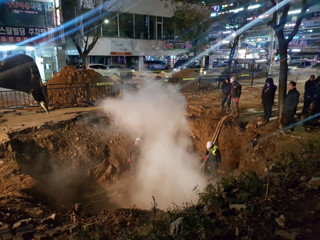 고양시 백석역 인근에서 지하에 매설된 난방배관이 폭발해 1명의 사망자와 20여 명의 부상자가 발생한 가운데 한국지역난방공사 관계자 등이 사고현장에서 복구작업에 나서고 있다. 채태병기자