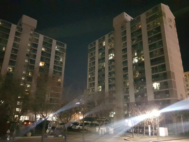 지난 4일 고양시 백석역 인근 지하에 매설된 난방배관 폭발사고로 인해 온수 및 난방 공급이 중단된 H 아파트의 모습. 채태병기자