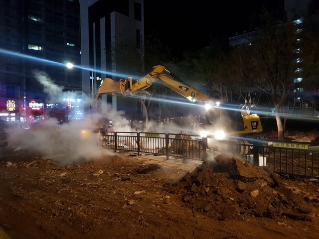고양 백석역 인근 지하에 매설된 난방배관 폭발 사고현장에서 굴삭기가 복구작업을 펼치고 있다. 채태병기자