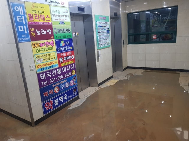 고양 백석역 인근 지하에 매설된 난방배관이 폭발한 가운데 사고현장 주변의 상가건물에 고온의 물이 남아 있는 모습. 채태병기자