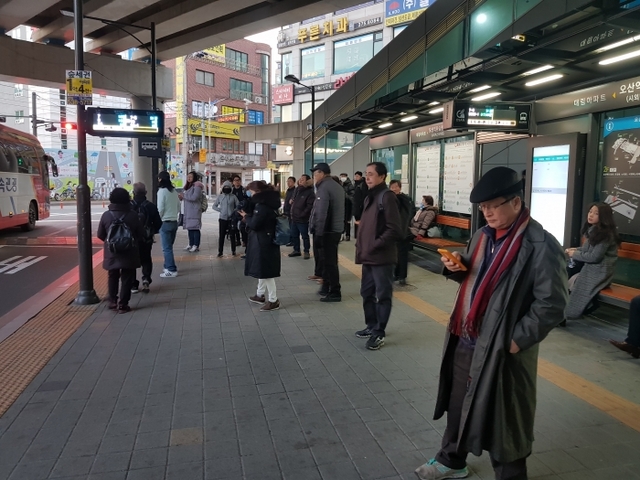 ▲ 5일 오전 올겨울 첫 한파주의보가 내려진 가운데 오산역 터미널에서 출근 중인 시민들이 두꺼운 외투 등으로 추위를 이겨내고 있다. 이상문기자