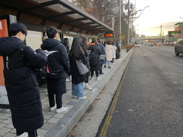 ▲ 올겨울 첫 한파주의보가 경기도 전역에 내려지면서 5일 오전 출근길에 나선 시민들이 ‘중무장’을 하고 있다. 화성 병점의 한 버스정류장에서 롱패딩, 마스크 등을 걸친 시민들이 버스를 기다리는 모습. 이상문기자