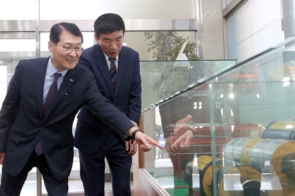 ▲ 신한은행 위성호 은행장(왼쪽)이 지난 11월 13일 인천광역시 소재 자동차 부품업체 대주중공업을 방문해 박주정 대표이사로부터 제품에 대해 설명을 듣는 모습