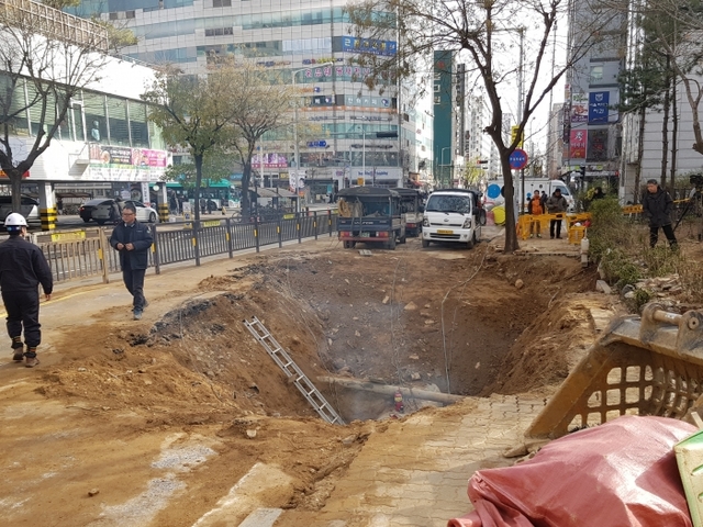 5일 고양 백석역 인근 지하 난방배관 사고현장에서 한국지역난방공사 관계자 등이 복구작업을 벌이고 있다. 채태병기자