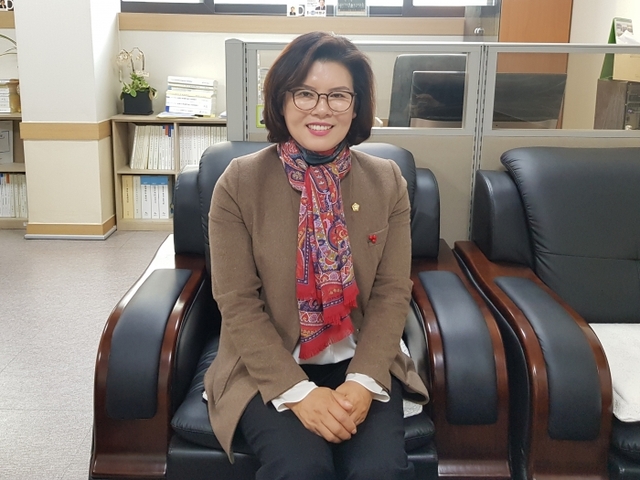 4일 수원시의회에서 도시환경교육위원회 소속 황경희 의원(더불어민주당, 파장ㆍ송죽ㆍ조원2동)이 경기일보와 인터뷰하고 있는 모습. 채태병기자