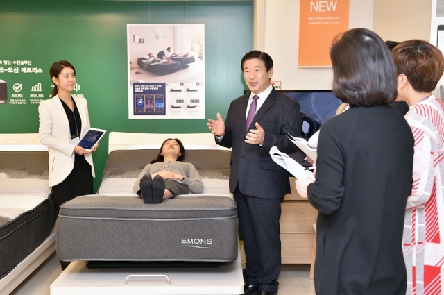 에몬스가구는 5일 남동산단 전시장에서 ‘2019년 가구 트렌드 및 신제품 품평회’를 갖고 새로운 핵심전략을 담은 신제품을 선보였다. 사진제공=에몬스가구