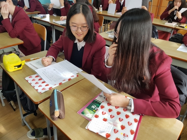 5일 오전 2019년도 대학수학능력시험을 성적표가 배부되고 있는 수원여자고등학교 3학년 교실.