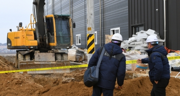 5일 오전 파주시 연다산동에서 배수관 관로공사를 하던 중 흙더미가 무너지는 사고가 발생해 안전보건공단 관계자들이 사고 현장을 살펴보고 있다. 이 사고로 땅에 파묻힌 근로자 2명이 숨졌다. 조태형기자