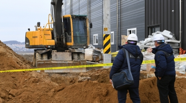 5일 오전 파주시 연다산동에서 배수관 관로공사를 하던 중 흙더미가 무너지는 사고가 발생해 안전보건공단 관계자들이 사고 현장을 살펴보고 있다. 이 사고로 땅에 파묻힌 근로자 2명이 숨졌다. 조태형기자