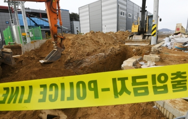 5일 오전 파주시 연다산동에서 배수관 관로공사를 하던 중 흙더미가 무너지는 사고가 발생해 사고 현장이 통제돼 있다. 이 사고로 땅에 파묻힌 근로자 2명이 숨졌다. 조태형기자