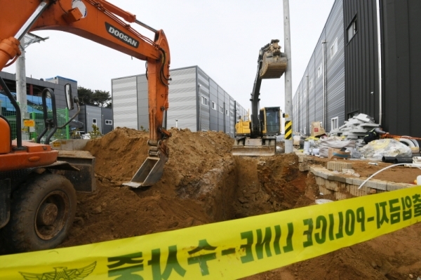 5일 오전 파주시 연다산동에서 배수관 관로공사를 하던 중 흙더미가 무너지는 사고가 발생해 사고 현장이 통제돼 있다. 이 사고로 땅에 파묻힌 근로자 2명이 숨졌다. 조태형기자