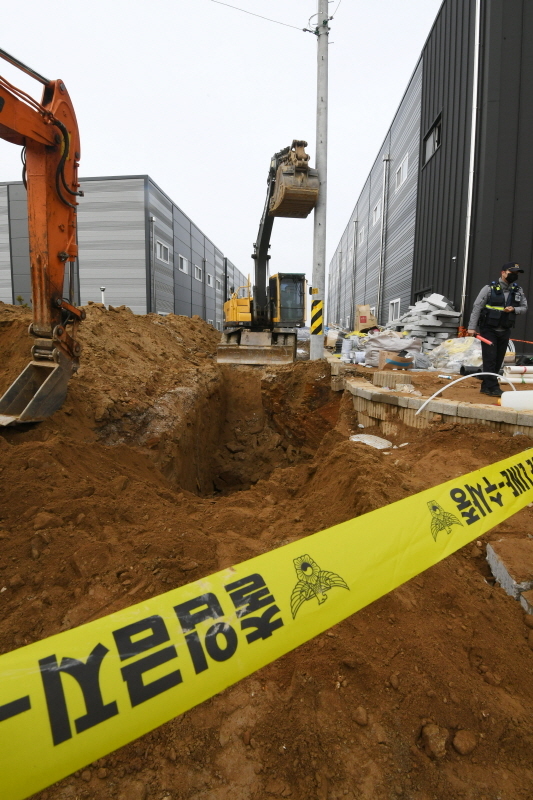 5일 오전 파주시 연다산동에서 배수관 관로공사를 하던 중 흙더미가 무너지는 사고가 발생해 사고 현장이 통제돼 있다. 이 사고로 땅에 파묻힌 근로자 2명이 숨졌다. 조태형기자