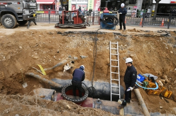 5일 고양시 백석역 인근에서 지역 난방공사 관계자들이 배관 복구 작업을 하고 있다. 지난 4일 밤 지역 난방공사 배관이 터지는 사고가 발생해 1명이 사망하고 25명이 부상 당했으며 2천 800여 가구에 난방이 중단됐다. 조태형기자