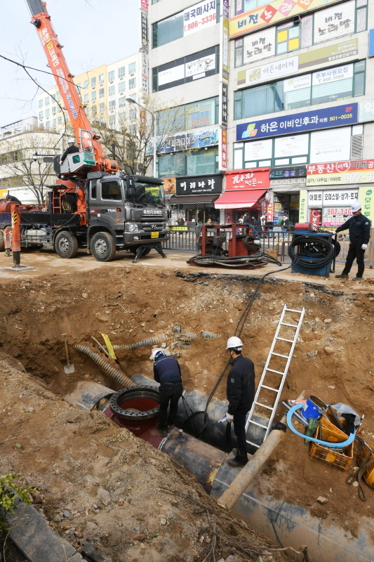 5일 고양시 백석역 인근에서 지역 난방공사 관계자들이 배관 복구 작업을 하고 있다. 지난 4일 밤 지역 난방공사 배관이 터지는 사고가 발생해 1명이 사망하고 25명이 부상 당했으며 2천 800여 가구에 난방이 중단됐다. 조태형기자