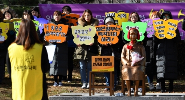 5일 오후 수원시 올림픽공원 평화의 소녀상에서 열린 20차 수요문화제에서 수원평화나비 회원들이 화해치유재단의 해산에 대한 성명서를 발표하고 있다.  김시범기자