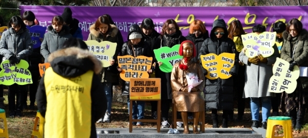 5일 오후 수원시 올림픽공원 평화의 소녀상에서 열린 20차 수요문화제에서 수원평화나비 회원들이 화해치유재단의 해산에 대한 성명서를 발표하고 있다.  김시범기자