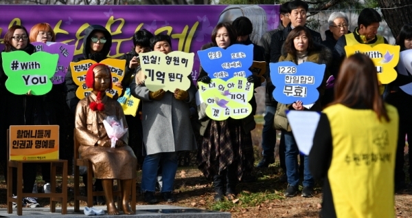 5일 오후 수원시 올림픽공원 평화의 소녀상에서 열린 20차 수요문화제에서 수원평화나비 회원들이 화해치유재단의 해산에 대한 성명서를 발표하고 있다.  김시범기자