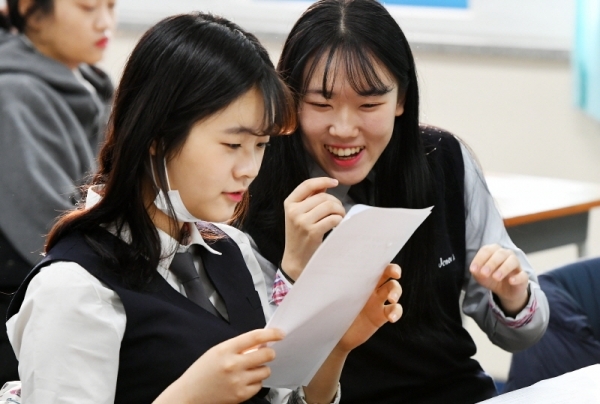 2019학년도 대학수학능력시험 성적표가 배부된 5일 수원 조원고등학교에서 수험생들이 성적표를 확인하고 있다. 조태형기자