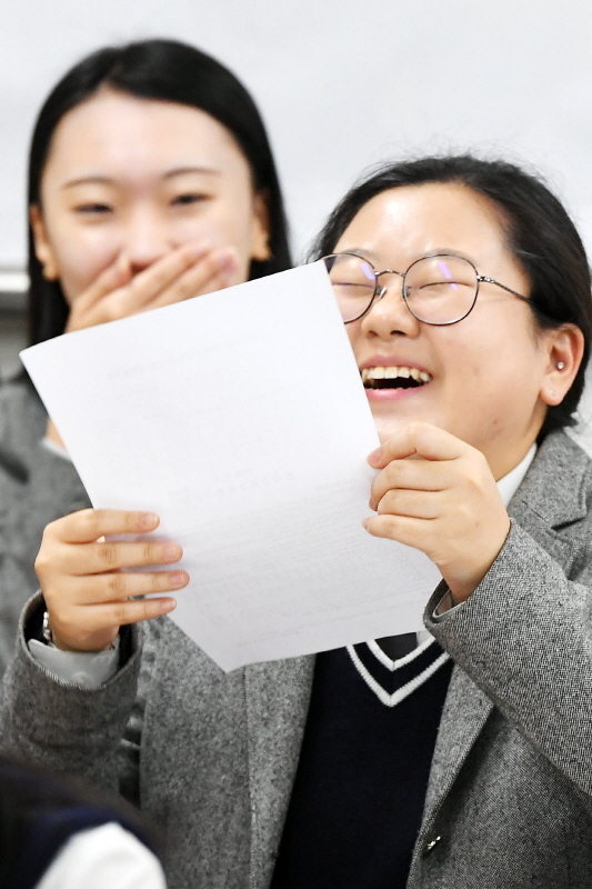 2019학년도 대학수학능력시험 성적표가 배부된 5일 수원 조원고등학교에서 수험생들이 성적표를 확인한 후 기뻐하고 있다. 조태형기자