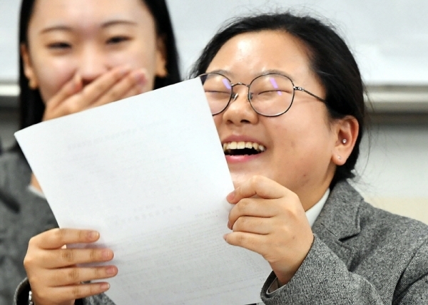 2019학년도 대학수학능력시험 성적표가 배부된 5일 수원 조원고등학교에서 수험생들이 성적표를 확인한 후 기뻐하고 있다. 조태형기자