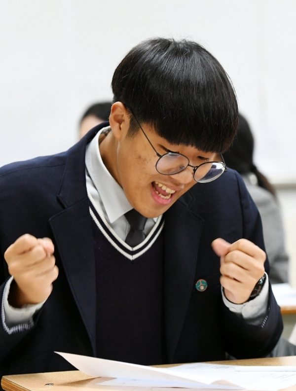 2019학년도 대학수학능력시험 성적표가 배부된 5일 수원 조원고등학교에서 수험생들이 성적표를 확인한 후 기뻐하고 있다. 조태형기자