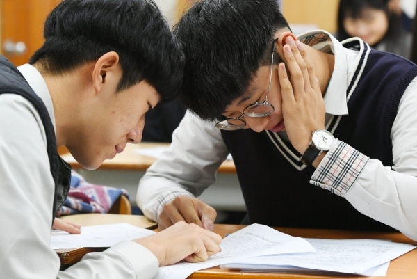2019학년도 대학수학능력시험 성적표가 배부된 5일 수원 조원고등학교에서 수험생들이 성적표를 확인하고 있다. 조태형기자