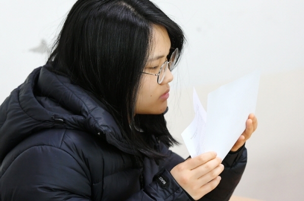 2019학년도 대학수학능력시험 성적표가 배부된 5일 수원 조원고등학교에서 수험생들이 성적표를 확인하고 있다. 조태형기자