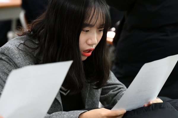 2019학년도 대학수학능력시험 성적표가 배부된 5일 수원 조원고등학교에서 수험생들이 성적표를 확인하고 있다. 조태형기자