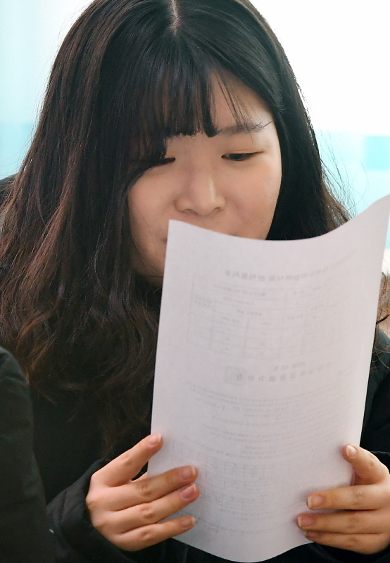 2019학년도 대학수학능력시험 성적표가 배부된 5일 수원 조원고등학교에서 수험생들이 성적표를 확인하고 있다. 조태형기자