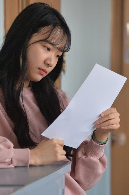 2019학년도 대학수학능력시험 성적표 배부일인 5일 오전 인천 연수구 연수여자고등학교에서 한 학생이 성적표를 확인하고 있다. 조주현기자