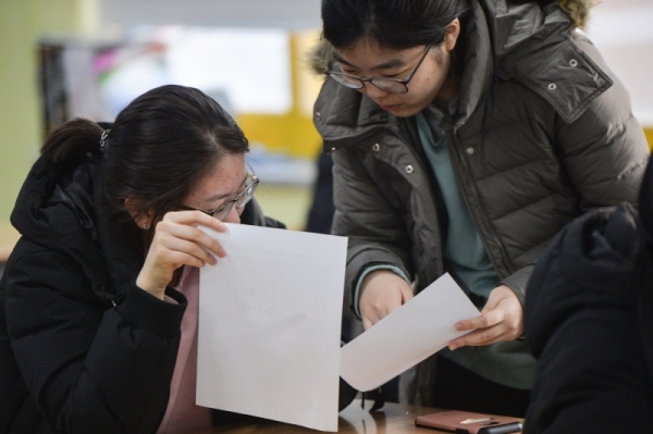 2019학년도 대학수학능력시험 성적표 배부일인 5일 오전 인천 연수구 연수여자고등학교에서 학생들이 성적표를 확인하고 있다. 조주현기자