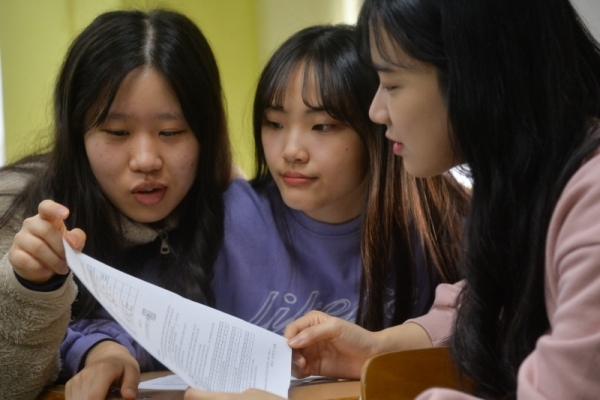 2019학년도 대학수학능력시험 성적표 배부일인 5일 오전 인천 연수구 연수여자고등학교에서 학생들이 성적표를 확인하고 있다. 조주현기자
