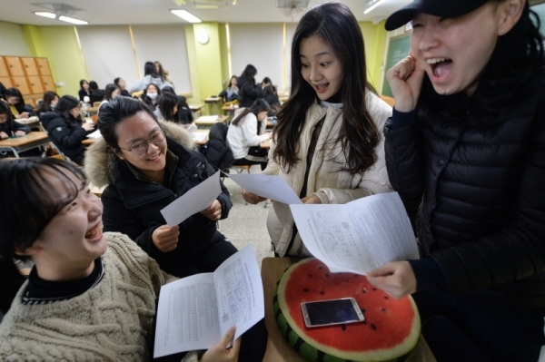 2019학년도 대학수학능력시험 성적표 배부일인 5일 오전 인천 연수구 연수여자고등학교에서 학생들이 성적표를 확인하고 있다. 조주현기자