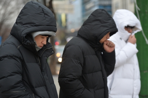올해 첫 한파주의보가 발효된 5일 인천 남동구 구월동 한 거리에서 시민들이 두꺼운 외투를 입고 발걸음을 재촉하고 있다. 조주현기자