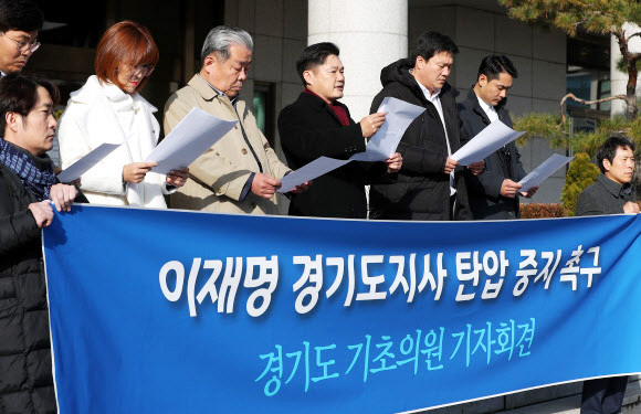 6일 경기도의회 현관 앞에서 수원시의회 최찬민 의원 등 더불어민주당 소속 기초의원들이 ‘이재명 경기도지사 탄압 중지 촉구 기자회견’을 하고 있다. 전형민기자