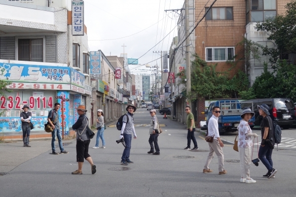▲수원을 기록하는 사진가회 회원들이 수원 인계동에서 활동 중에 사진촬영을 하고 있다.